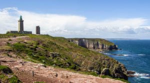 Le phare du Cap Fréhel vu depuis le sentier côtier