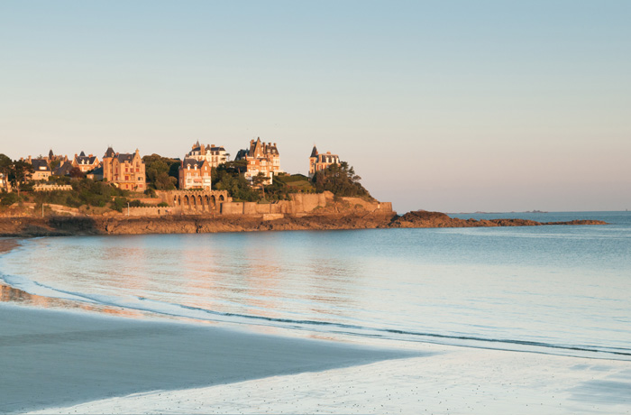 littoral doré au couché du soleil sur Dinard